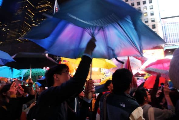 Times Square se cubrió de paraguas de cientos de personas que apoyan las manifestaciones que desde la semana pasada tienen lugar en Hong Kong. Los neoyorkinos bajo el grito “Permanece fuerte Hong Kong” se unieron a la llamada “Revolución de los paraguas”, que busca un “voto libre universal” que termine con el control del gobierno de Pekin sobre las elecciones. Las sombrillas son un símbolo; ya que estas han sido utilizadas por manifestantes para protegerse del gas pimienta de la policía.