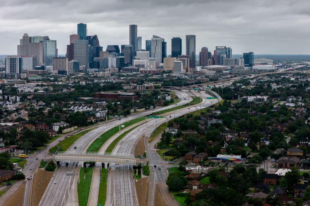 <b>Houston, Texas</b>, se destaca por ser la ciudad que 'se hunde más rápido' de las 28 estudiadas. Las tasas de hundimiento promedio superan los 4 mm por año. Tiene al menos el 20% de su área urbana afectada, y siendo una de las ciudades con subsidencia (hundimiento geológico del terreno) más extendida, con el 98% de su área afectada. 
<br>
<br>Históricamente, el área de Houston-Galveston ha registrado tasas de hasta 50 mm por año, impulsadas por 
<b>la extracción intensiva de agua subterránea y la extracción de petróleo y gas.</b> Como ciudad costera, el hundimiento agrava los riesgos del aumento del nivel del mar.