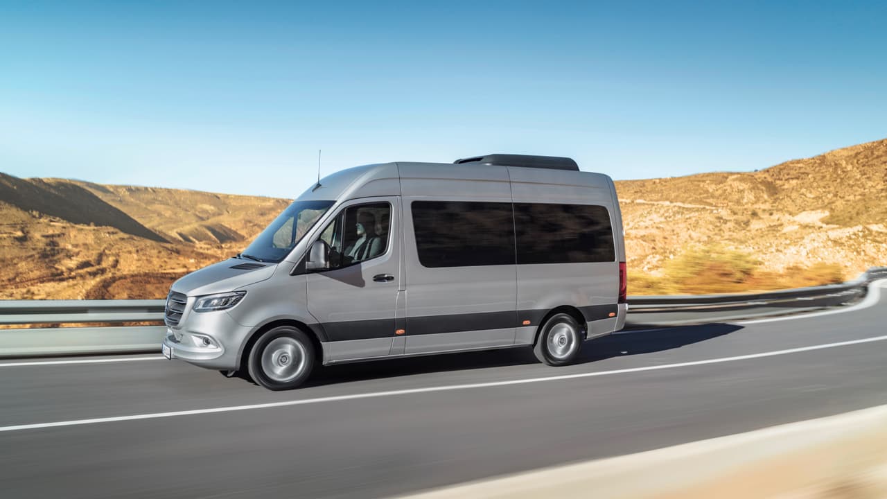La suspensión de la Mercedes-Benz Sprinter cuenta con 
<b>espirales reforzados con fibra de vidrio</b> para lograr el incremento en la capacidad de carga, y con 
<b>amortiguadores de aire</b> en el tren trasero para mayor comodidad.