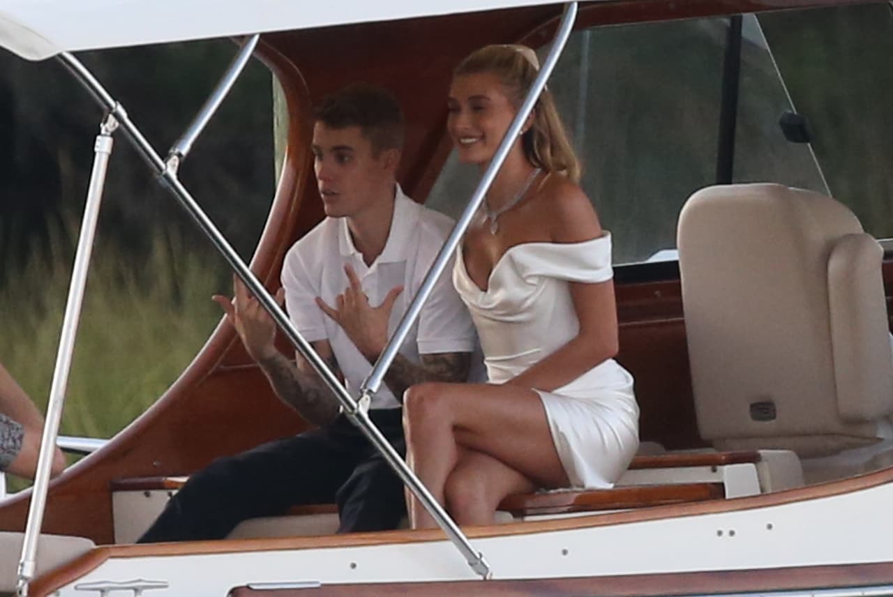 De acuerdo con 
<a href="https://www.tmz.com/2019/09/30/justin-hailey-bieber-wedding-notebook-water-gun-montage-palmetto-bluff/" target="_blank">TMZ</a>, la pareja hizo ver a sus invitados ‘The Notebook’ la noche antes del enlace matrimonial.