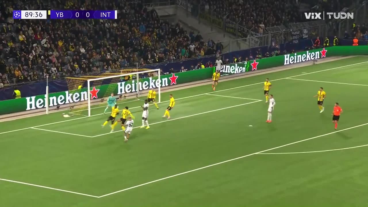 Piotr Zieliński la pone en órbita y se va una clara de gol