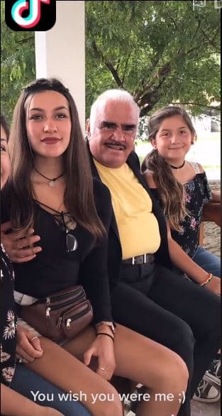 Explicó que su rostro luce sereno porque no se dio cuenta de lo que pasaba, pues llevaba puesto un brasier con relleno y con esta prenda "es muy difícil sentir algo". Dijo que notó la mano del cantante en su busto cuando vio las fotos con su mamá e hizo 'zoom'.