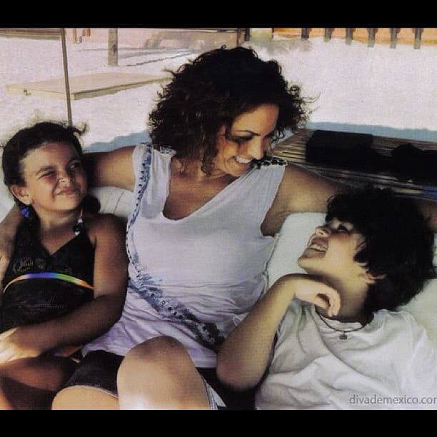 Otra personalidad que impactó al público tras el nacimiento de sus dos hijos, José Manuel y Lucerito, es la cantante y actriz mexicana Lucero.