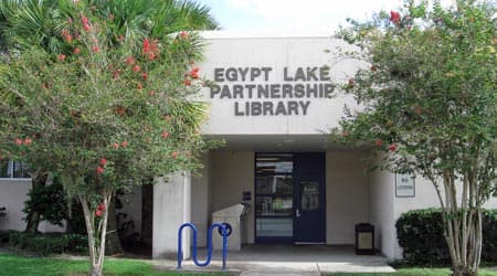 <b>Egypt Lake Partnership Library</b> abrió sus puertas en el verano de 1997. Tiene una gran colección de materiales en español y bilingües. 
<br>
<br>Ofrece clases de computación, aunque no en horarios tan flexibles pues está abierta de lunes a viernes de 2:30 a 6 de la tarde; y los sábados de 10 de la mañana a 6 de la tarde.
<br>
<br>Se 
<a href="https://www.facebook.com/EgyptLakePartnershipLibrary/" target="_blank">encuentra</a> en el número 3403 de la calle W. Lambright. Su teléfono es el 813-273-3652.
<br>