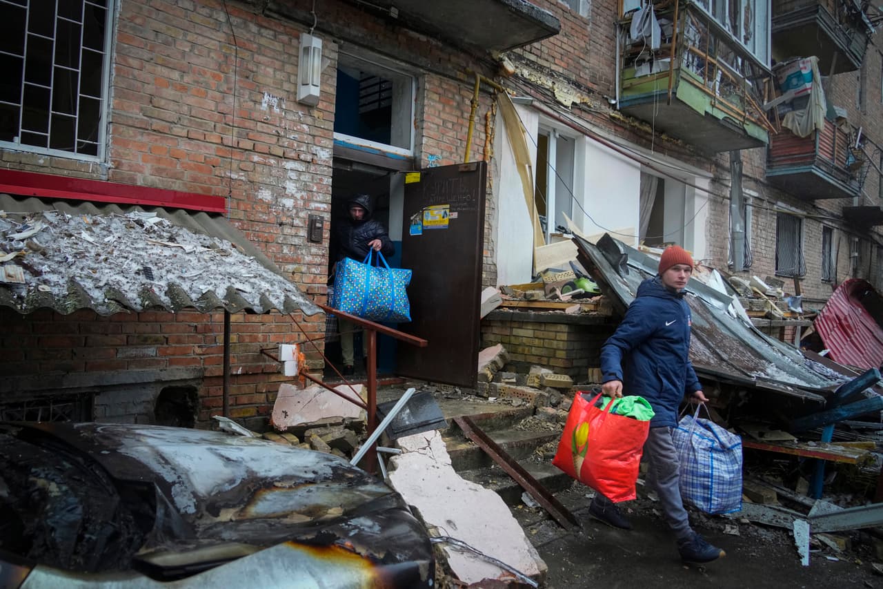 Durante semanas, Rusia ha estado atacando 
<b>la red eléctrica y otras instalaciones estratégicas con misiles y drones</b>, lo que ha provocado daños más rápido de lo que se pueden reparar.