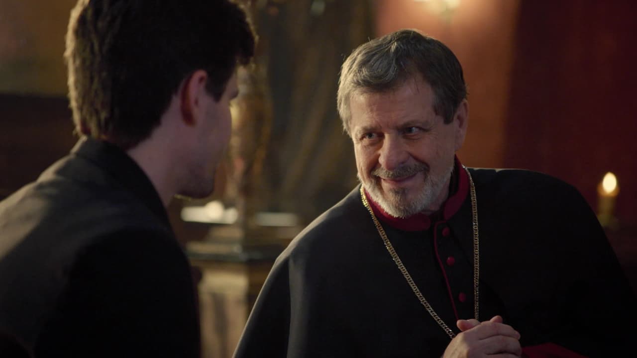 El padre
<b>Stefano</b> continúa apoyando los proyectos Ricardo a través de la iglesia, pues sigue creyendo que se trata del Mesías y no del
<b>Anticristo</b>. No te pierdas todo lo que está por suceder en
<b>Apocalipsis</b> de lunes a viernes 9PM/ 8C por UniMás.