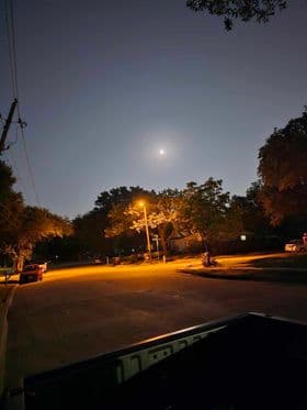 Erick Chávez nos mandó esta fotografía de la luna, captada desde Plano, Texas.