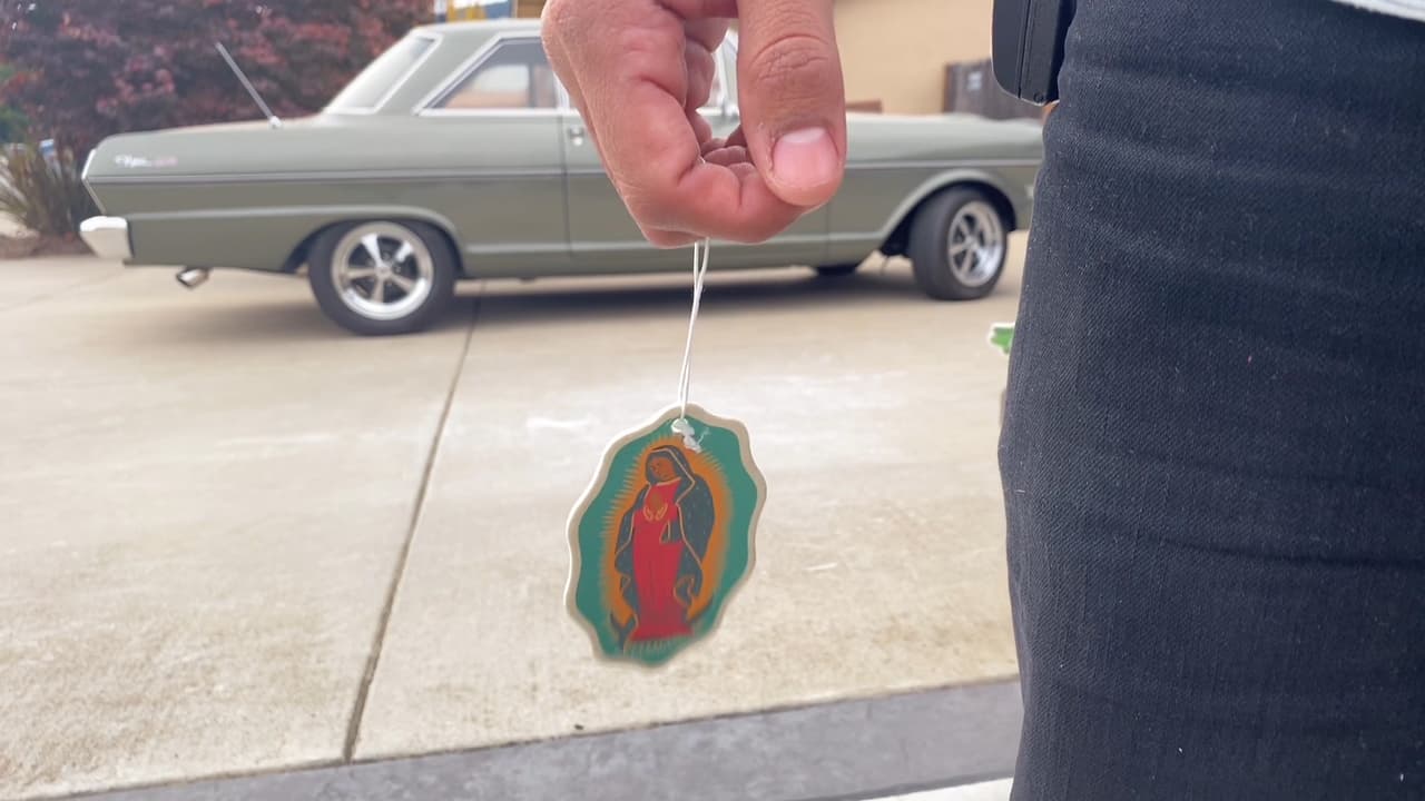 Entre las manos de Rubén está uno de sus diseños, la Virgen de Guadalupe, imagen que no falta en las viviendas de la comunidad mexicana.
<br>