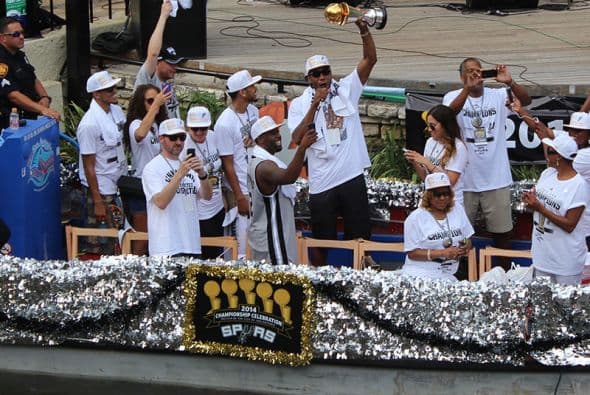 Photos: Spurs Championship Parade 2014