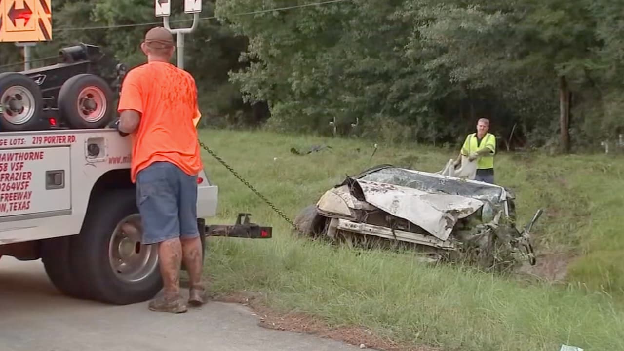 La policía cree que José Velásquez perdió el control de su vehículo en la intersección de las carreteas Texas 242 y la FM 1488 y fue a parar a un bosque del área. Los conductores que pasaban por el sector no podían ver al vehículo estrellado por la espesa vegetación.