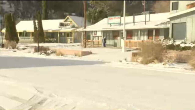 Otra de las preocupaciones de las autoridades son las bajas temperaturas, y cómo estas pudieran afectar a las personas en situación de desamparo. Se recuerda que cada ciudad del condado, cuenta con refugios trabajando a máxima capacidad, las 24 horas, los siete días de la semana.
<br>