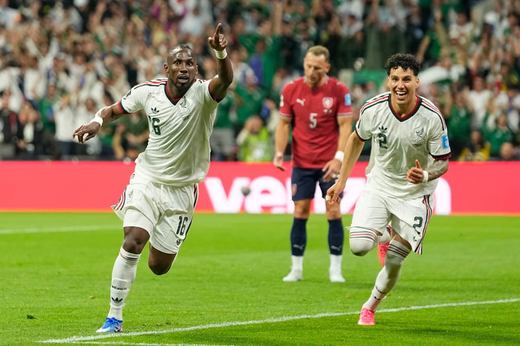 El mexicano Julián Quiñones celebra tras marcar el segundo gol de su equipo contra Chequia