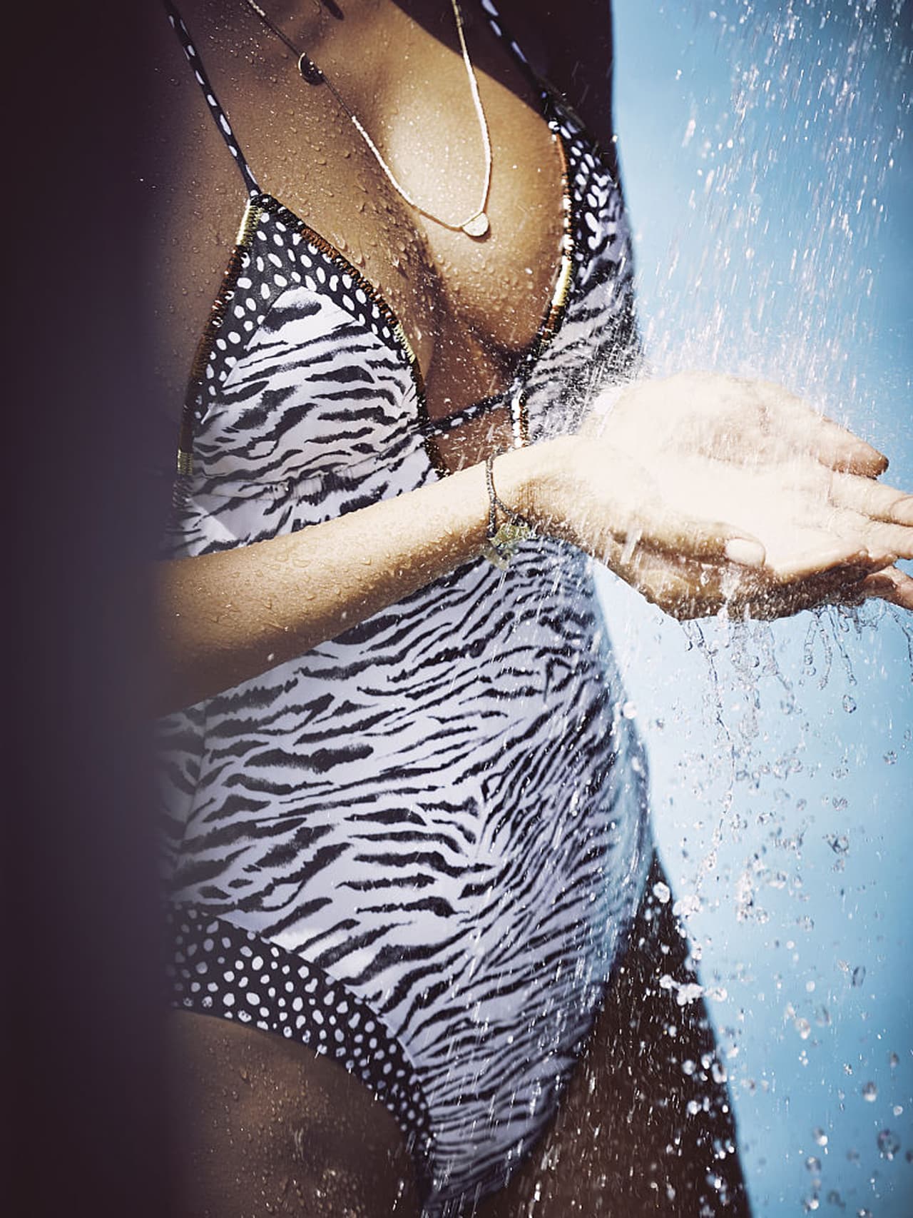 La candente supermodelo se ve hermosa en la nueva campaña de Victoria's Secret.