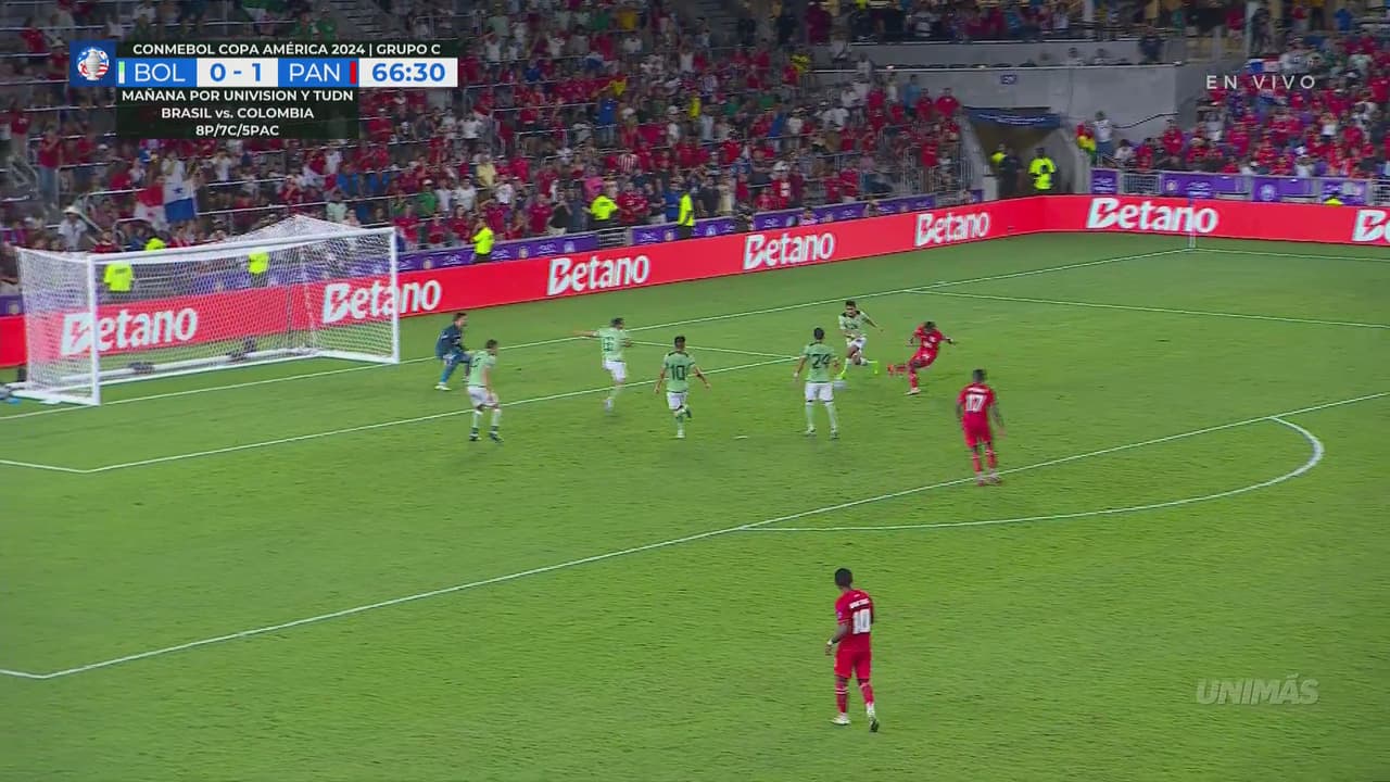 ¡Hay mucho arquero! Viscarra se queda con el balón de Fajardo