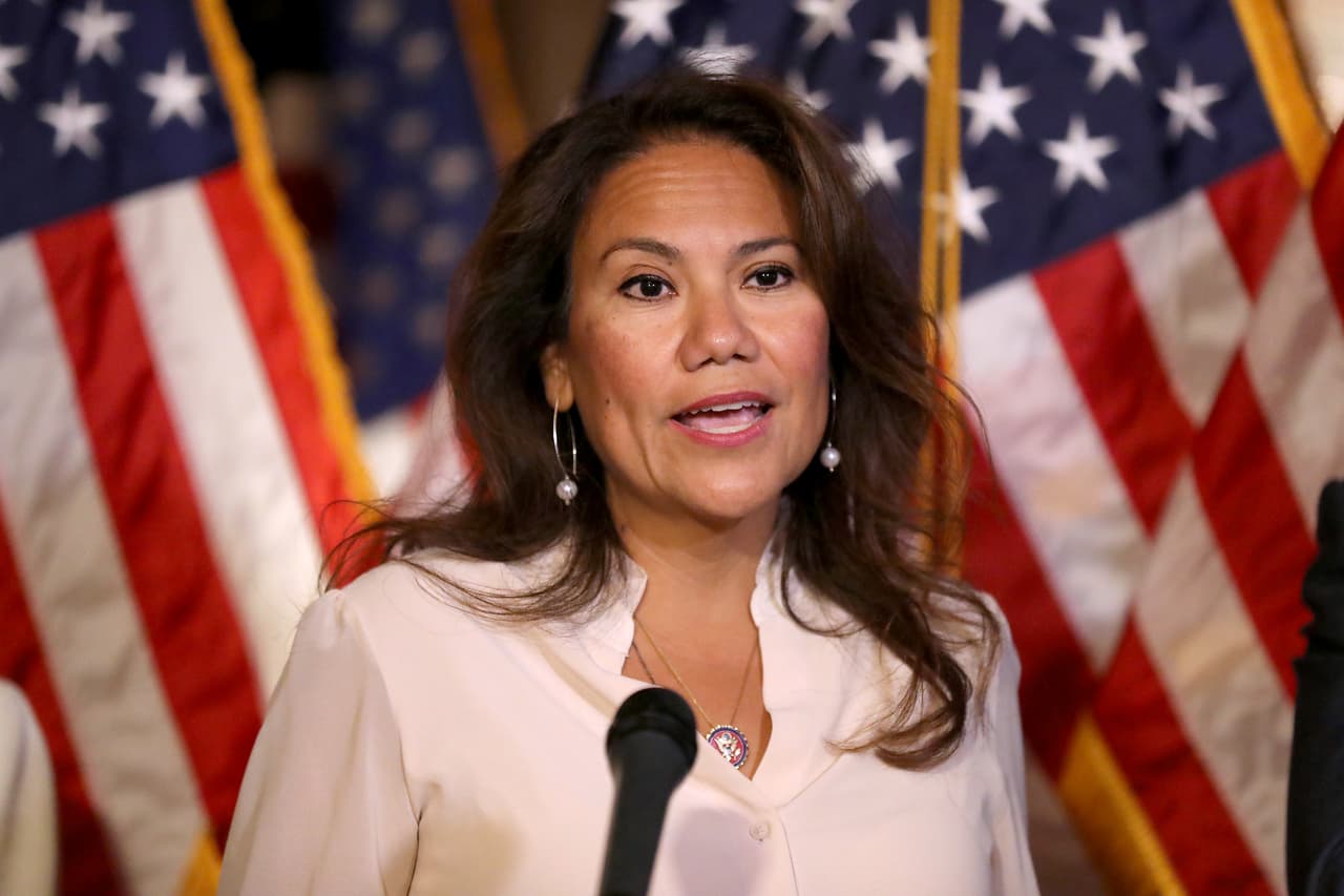 La congresista demócrata por el distrito 16 (El Paso), 
<a href="https://twitter.com/RepEscobar" target="_blank">Verónica Escobar</a>, dijo que los comentarios del presidente Trump no son aislados. "Trump ha atacado a tropas, veteranos, guerreros heridos, héroes norteamericanos en múltiples ocasiones. Esta personas está desconectada del servicio desinteresado y la lealtad a nuestro país no podría hacerlo más incapaz de ocupar un cargo público", sostuvo. 
<br>