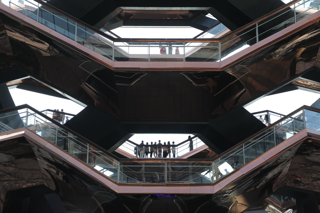 - Un hombre de 21 años saltó a su muerte el lunes, marcando el tercer suicidio en la estructura en menos de un año.