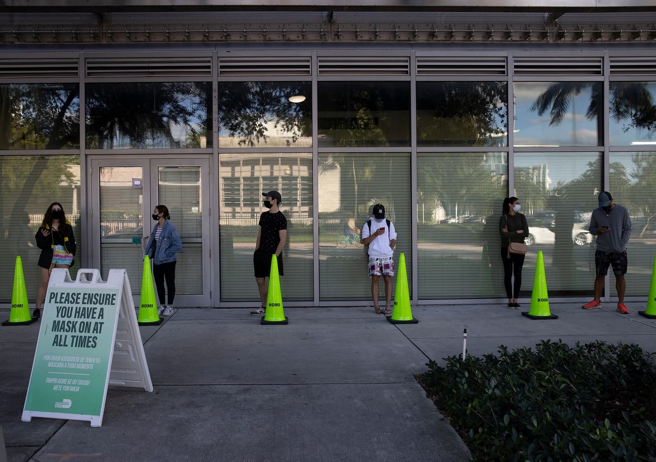 Un concurrido centro de pruebas en Miami Beach, Florida. Biden recalcó que la probabilidad de que las personas con la vacuna de refuerzo expuestas a ómicron se enfermen gravemente son mínimas.
<br>
<br>Los reguladores de salud de EEUU autorizaron este jueves la segunda píldora para tratar el covid-19 en casa.
<br>