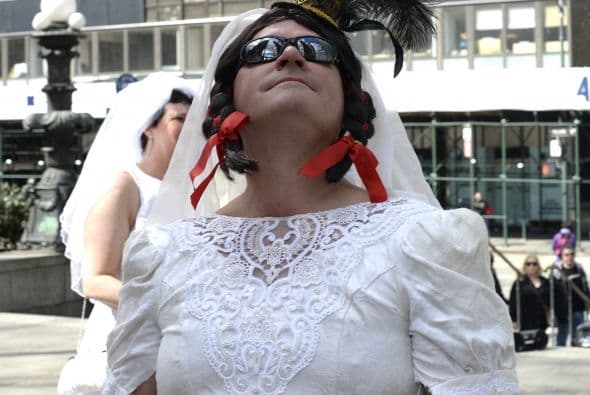 Las novias de marzo se inició en 1999 como un evento Cacophony Sociedad anual que tiene lugar el 15 de marzo, la intervención pretende ser una parodia de las bodas en la cultura occidental. El evento forma parte de un teatro de la calle con hombres y mujeres vestidos con trajes de novias, que salen a las calles de Nueva York y posan en diferentes puntos de la ciudad.