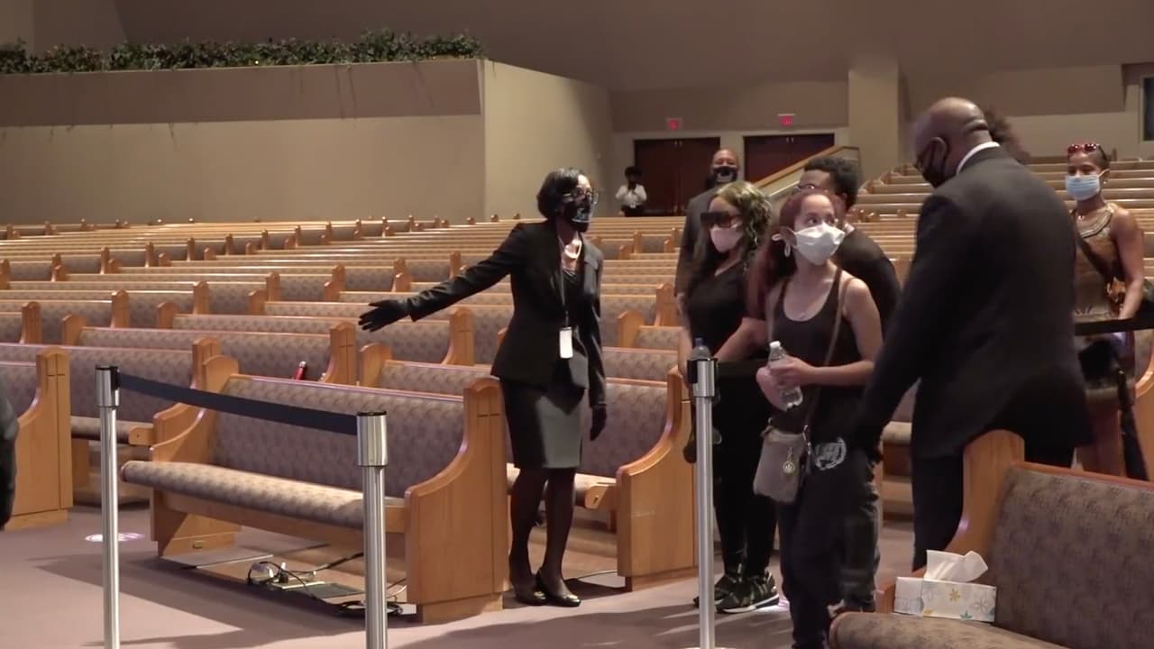 Los organizadores tienen la consigna de guiar a la gente de tal manera que todos respeten el distanciamiento social por la crisis del coronavirus.