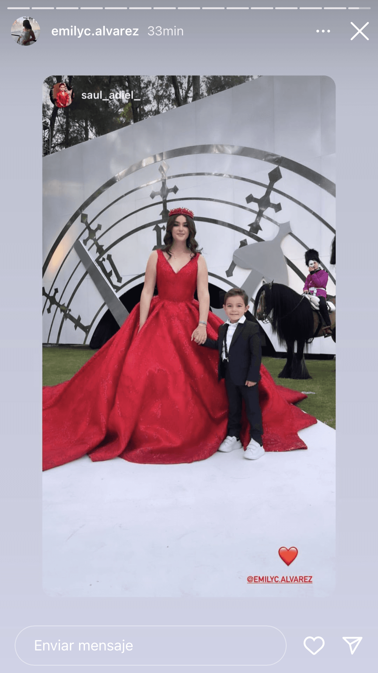 Las personas fueron testigos del deslumbrante vestido de Emily. La pieza tuvo dos sellos distintivos.
<br>