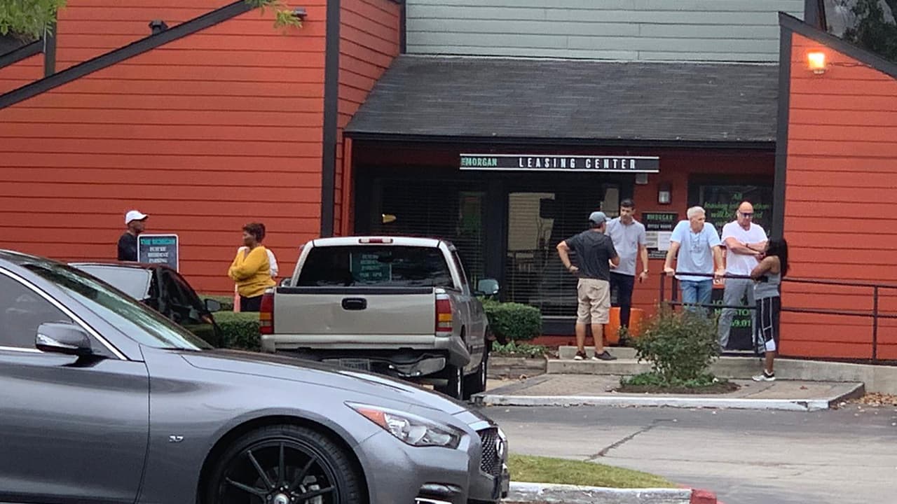 El Departamento de Policía de Houston (HPD) indicó que se reicibió el reporte de disparos en uno de los apartamentos.