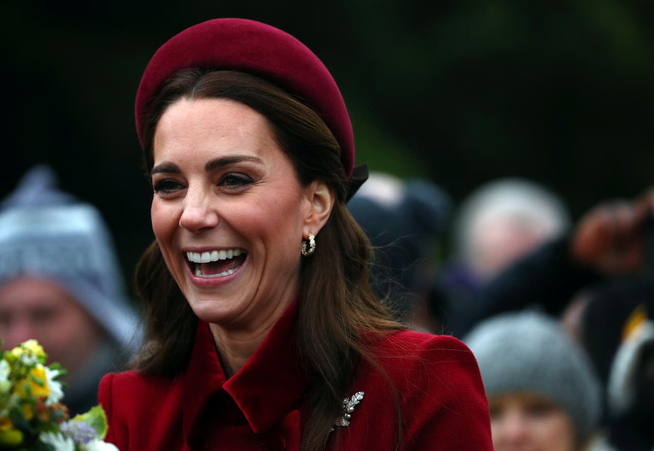 A la salida de la tradicional misa de Navidad, celebrada el 25 de diciembre, Kate Middleton se detuvo para conversar con un fan de la familia real a quien le contó lo ocurrido, según 
<b><a href="https://www.mirror.co.uk/news/uk-news/kate-middleton-lets-slip-george-13776340">reportó el diario The Mirror</a></b>.
