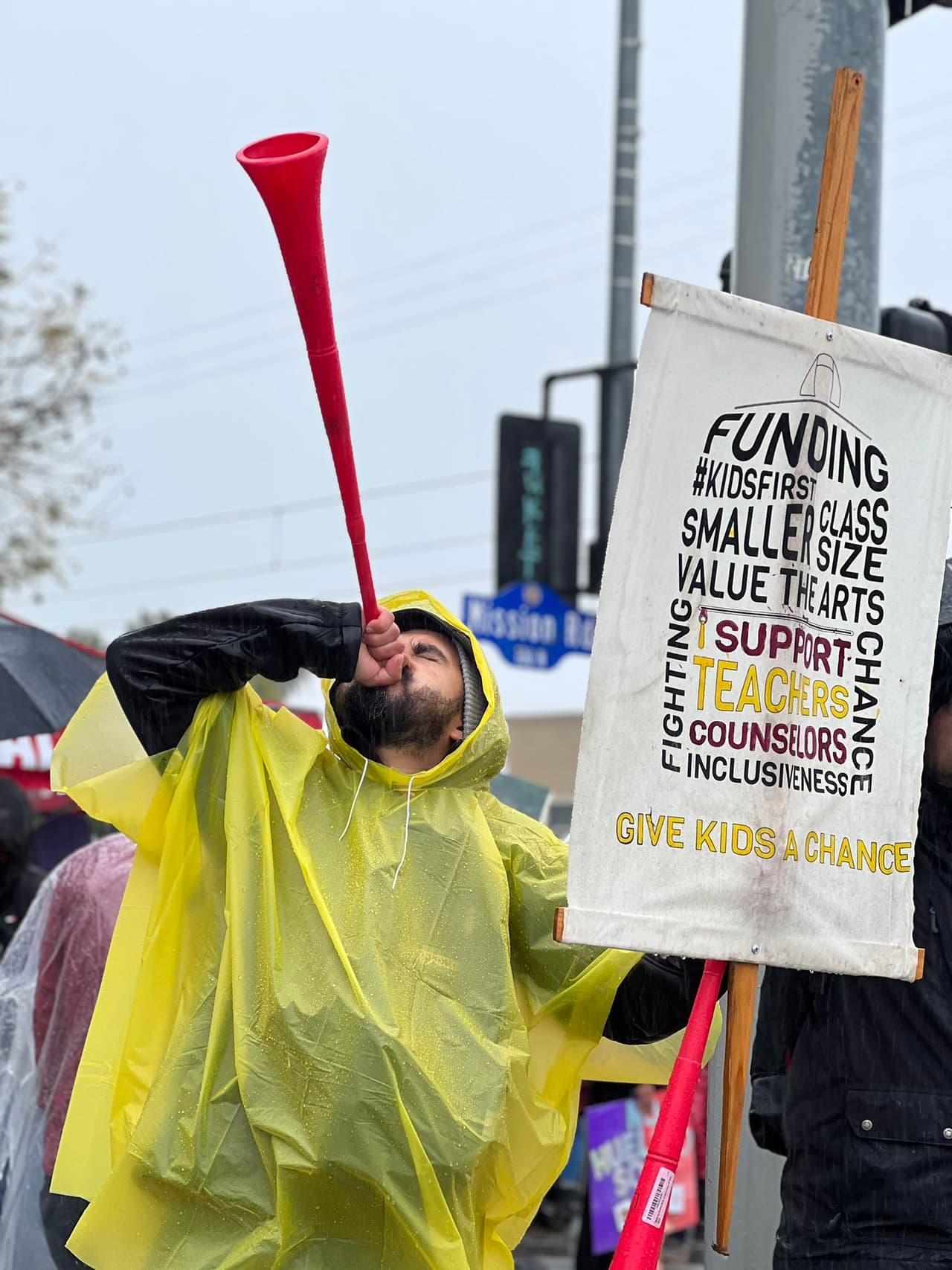 Aumentarán las horas y la compensación de los paraprofesionales que atienden a estudiantes con necesidades especiales.
<br>