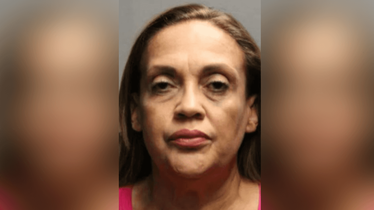 Detienen sin fianza a una mujer de Jefferson Park acusada de contratar a un policía encubierto para asesinar a la pareja de su exnovia