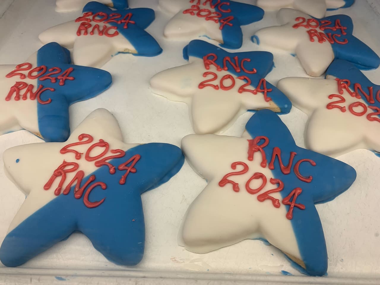 Aunque el maestro panadero confiesa que le gustaría que Trump probara una de las galletas, inspiradas en él. En esta fotografía podemos ver galletas en forma de estrella con el RNC 2024.