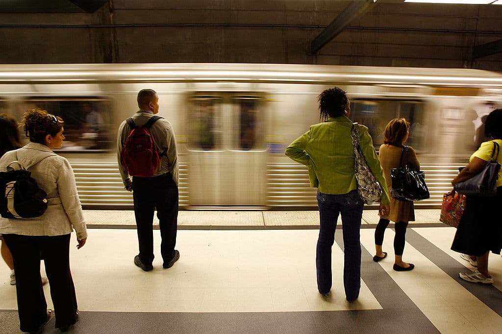 Muere la mujer apuñalada en el cuello en estación de Metro en Studio City 