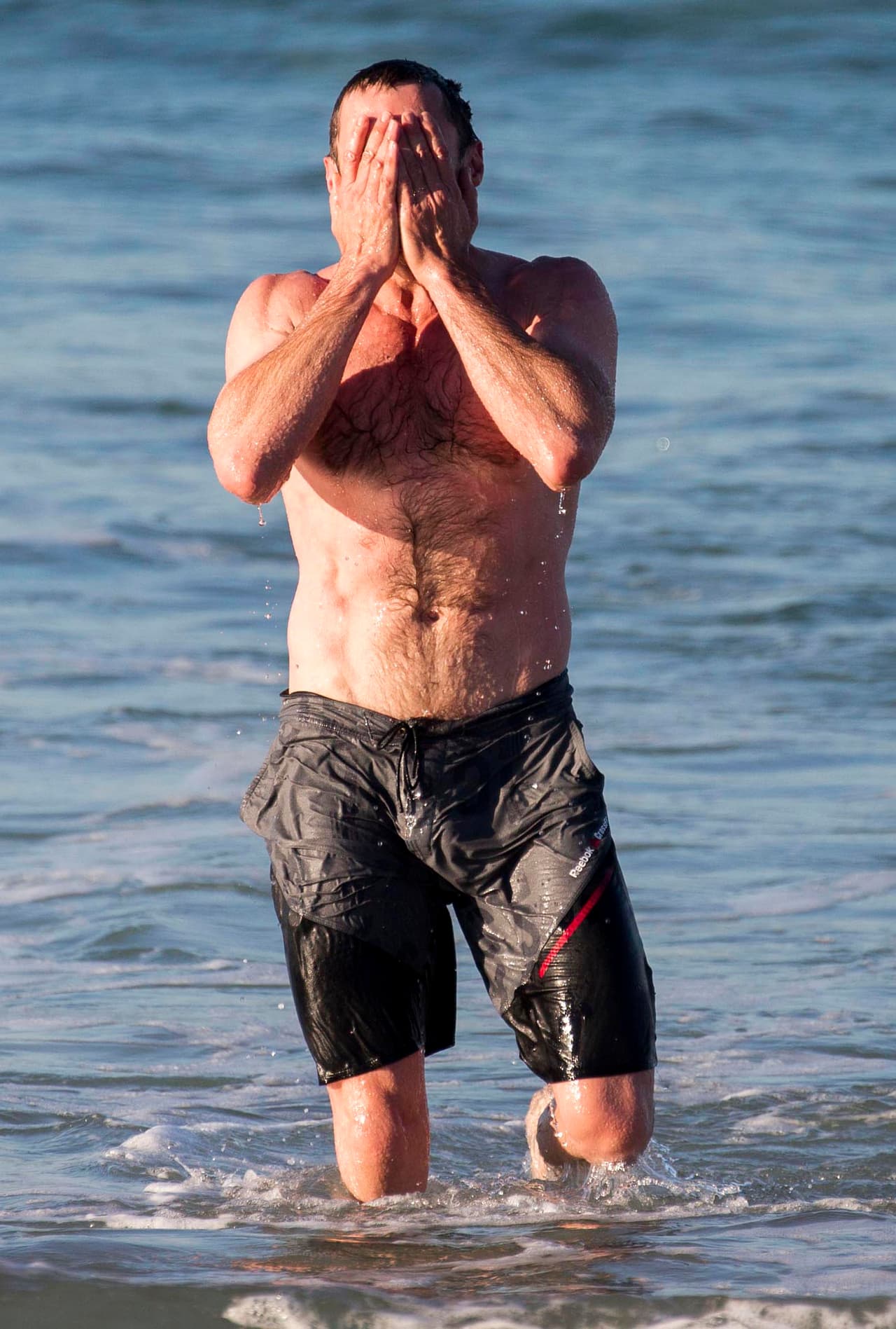 Jackman se dio un buen chapuzón, solito y sin cuidados.