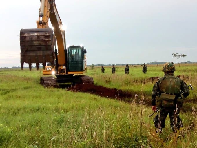 Las autoridades de Centroamérica reconocen que sus recursos están siendo superados por los carteles. En la imagen, maquinaria pesada destruye una pista clandestina en agosto de 2020.
