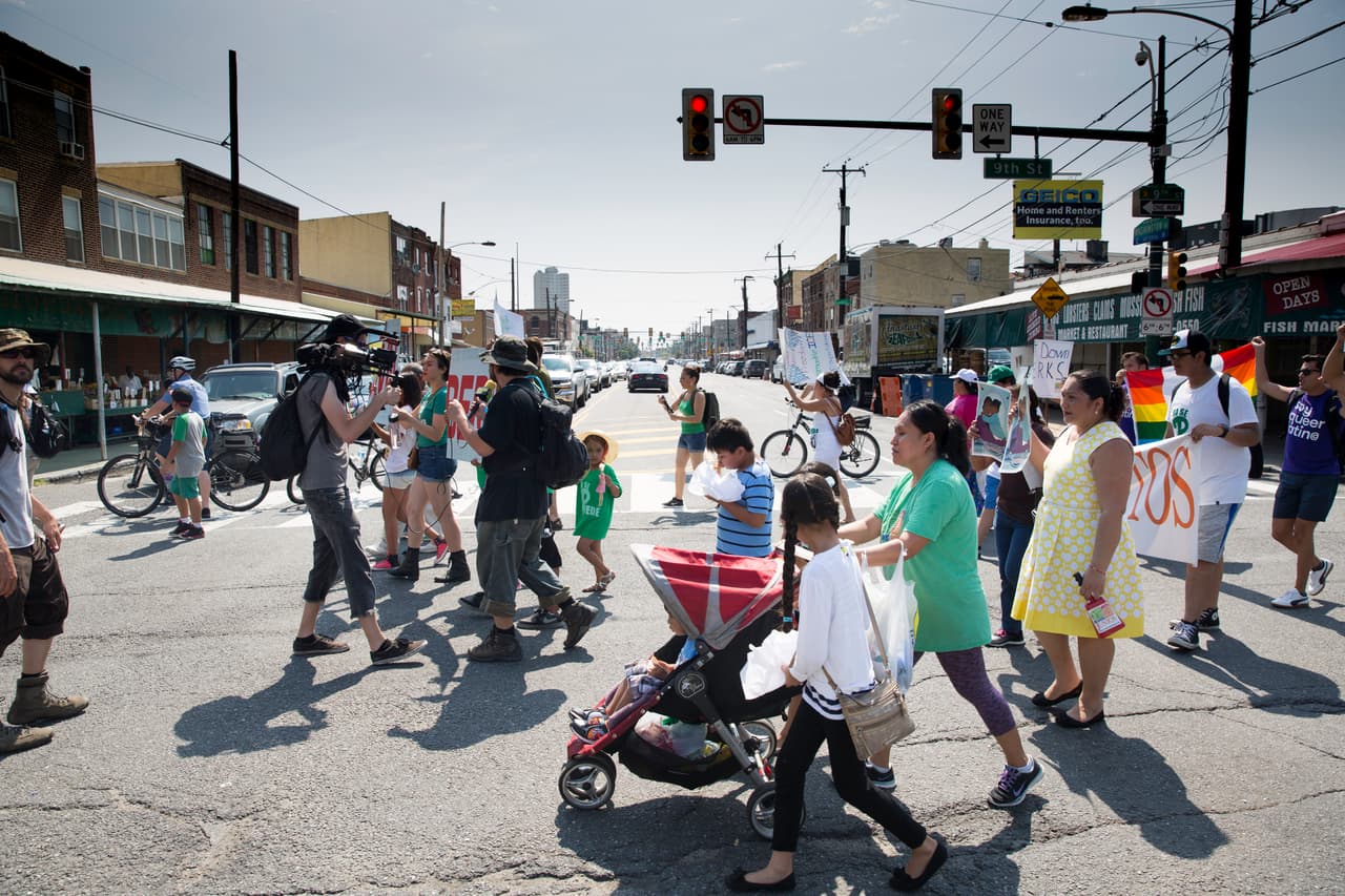 LUNES 25 DE JULIO. 10:55 AM. La manifestación por los derechos de los hispanos avanza por las calles de sur de Filadelfia. Esta zona, célebre por haber sido parte de la locación de la película “Rocky”, es habitada por inmigrantes asiáticos, italianos e hispanos, que se han incorporado a la protesta.