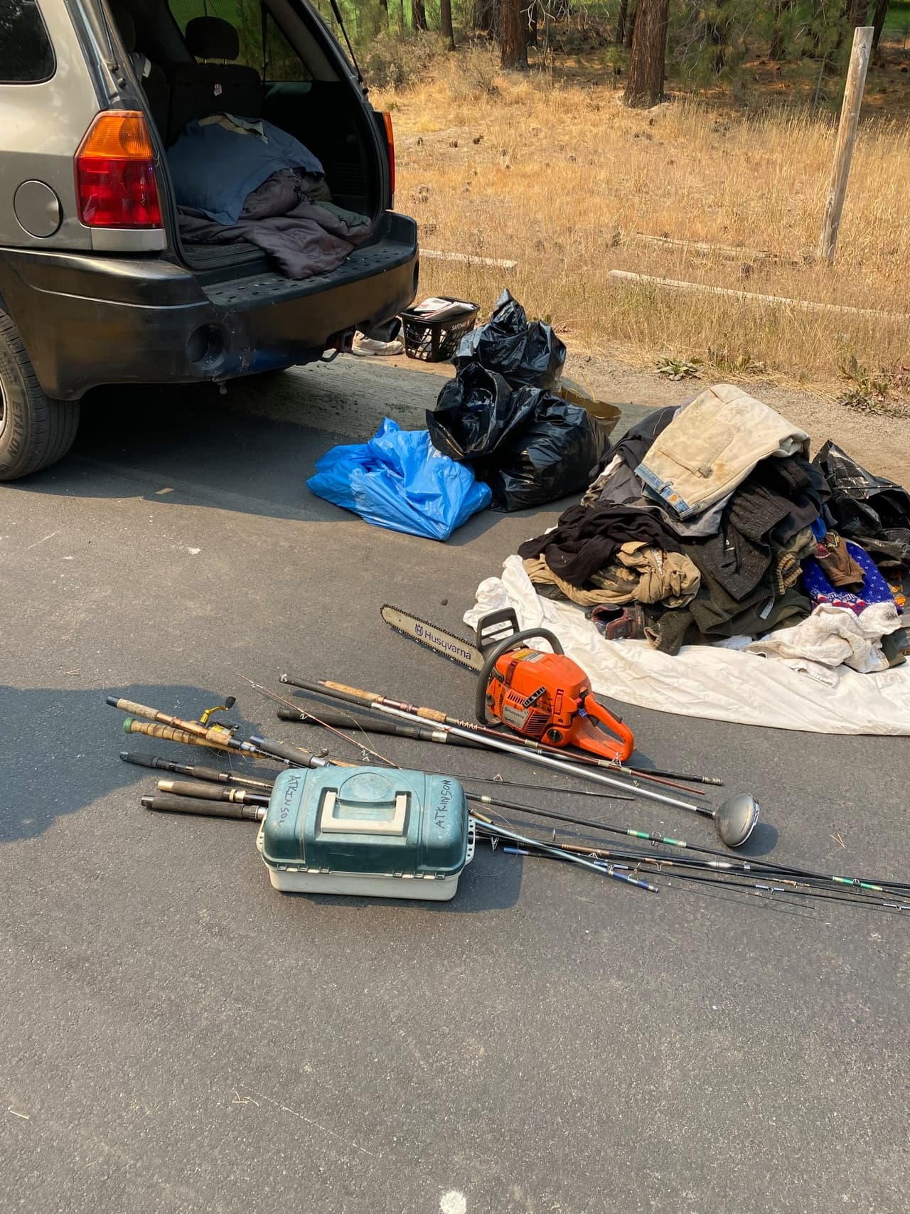 Cuando los oficiales lo detuvieron, encontraron en su vehículo materiales que sospechan fueron robados de casas y jardines en el área.