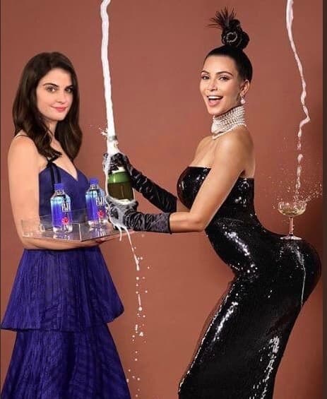 Las fotografías dieron pie a decenas de memes difundidos principalmente en Twitter donde se ve a la modelo originaria de Toronto, Canadá, en simpáticas situaciones, como aquí junto a Kim Kardashian.