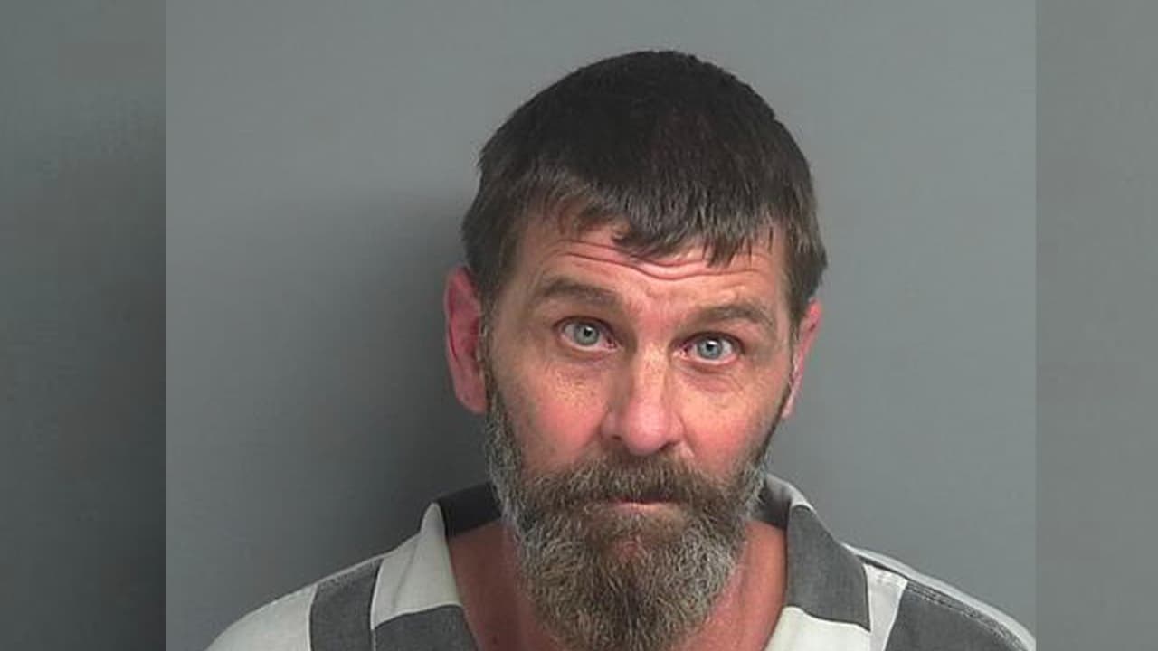 John Verson Lawson, 54 años. Acusada de actos de indecencia en contra de un niño. Visto por última vez en South Pine Drive, Montgomery.