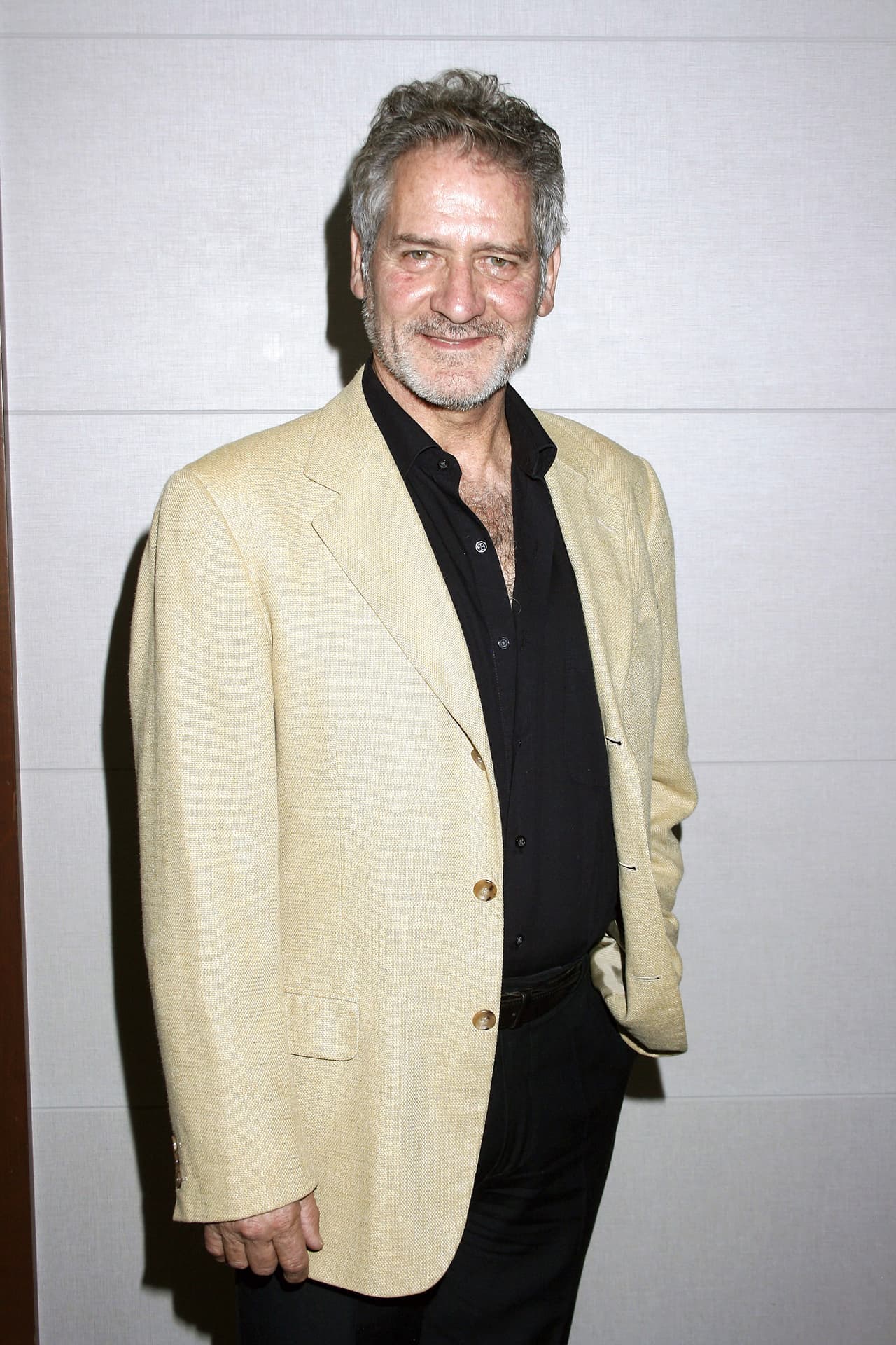 “Trabajar con una figura como ella, una mujer increíble, una de las musas de Almodóvar, ha trabajado con los mejores directores de Europa, es realmente increíble. Tiene una humildad, unas ganas de hacer las cosas, es muy gratificante trabajar con ella”, comentó.