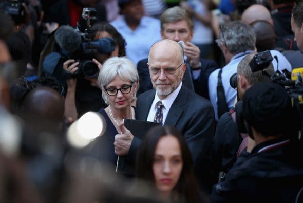 Lois y Arnold Pistorius, tíos de Oscar Pistorius, abandonan el Tribunal.