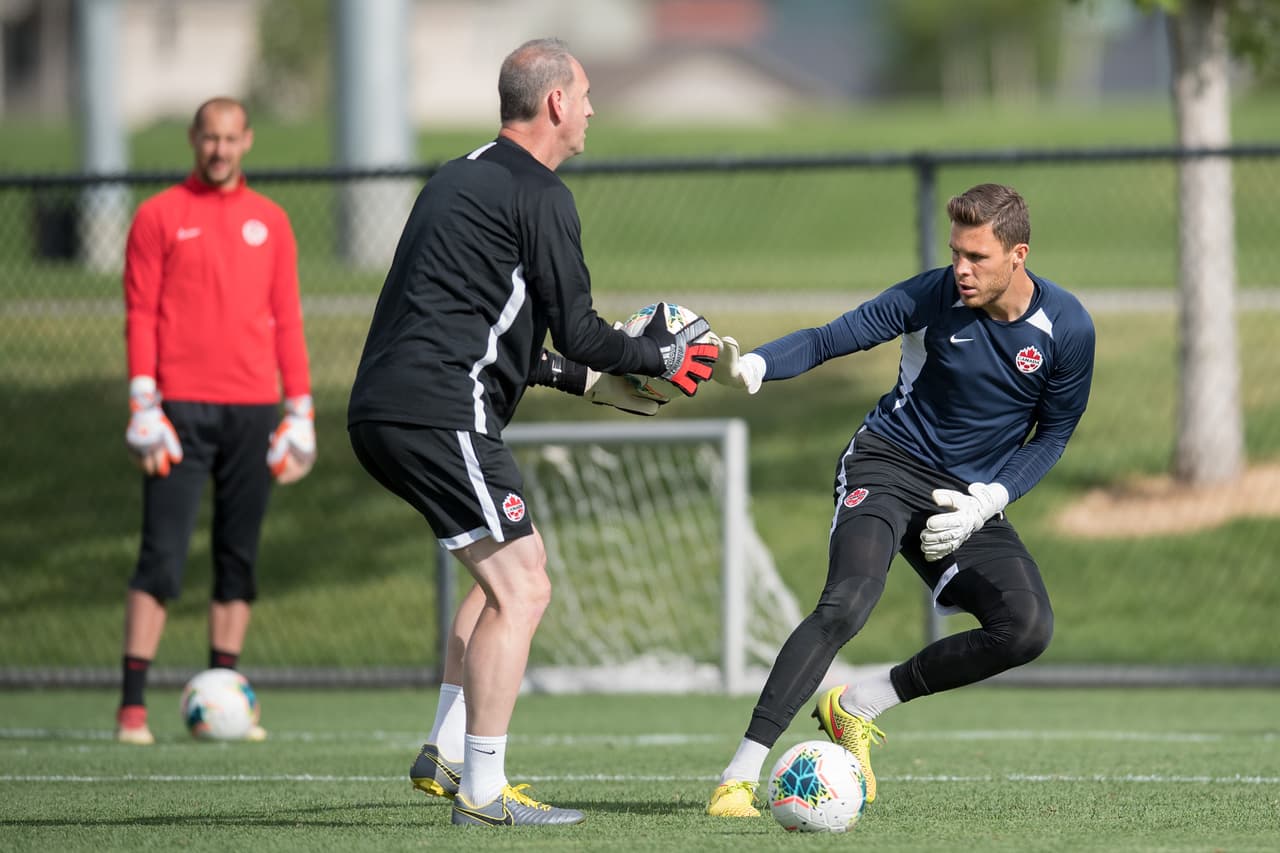 Bajo las órdenes de John Herdman, entrenador de la selección de Canadá, el equipo de la hoja de maple se entrenó para cerrar su preparación de cara a su importante partido ante México por la Copa Oro que se efectuará este miércoles en Denver. Jugadores jóvenes muy interesantes y con enorme potencial que militan en las mejores ligas europeas, son la parte medular de un equipo canadiense que, por lo visto, busca hacerle partido al Tri en el renglón de lo físico y el desgaste por correr en todo el campo.