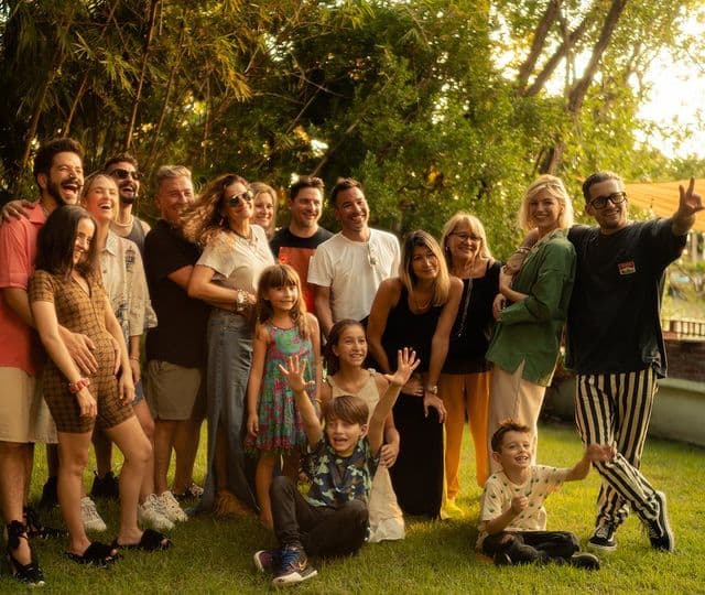 "La familia es el tesoro más grande, cuidarla con amor y defenderla a toda costa es la clave. Este #tbt está dedicado a todo aquel que como yo estaría dispuesto a lo que sea con tal de ver a su familia feliz… Los Montaner", escribió el cantautor nacionalizado venezolano.
<br>