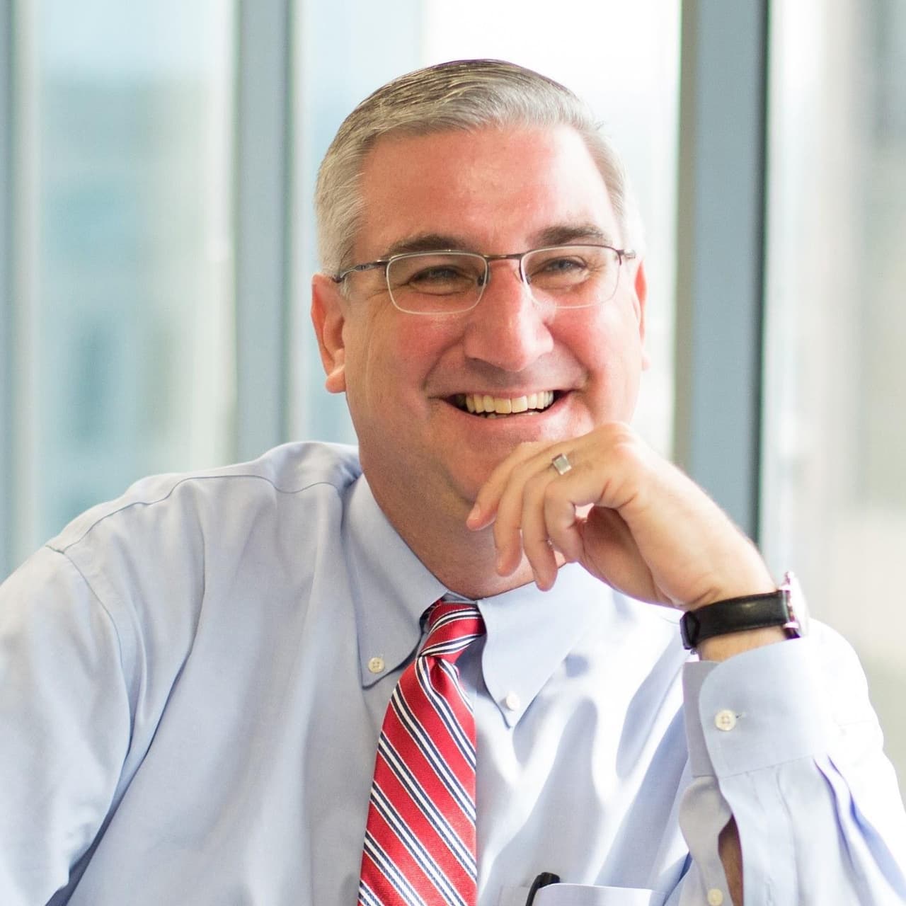 El republicano Eric Holcomb tomará el cargo de Mike Pence, vicepresidente de Trump.