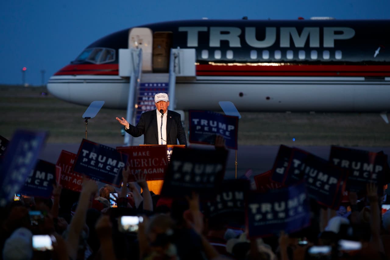 Trump se adelanta a investigadores y califica explosión como una "bomba"