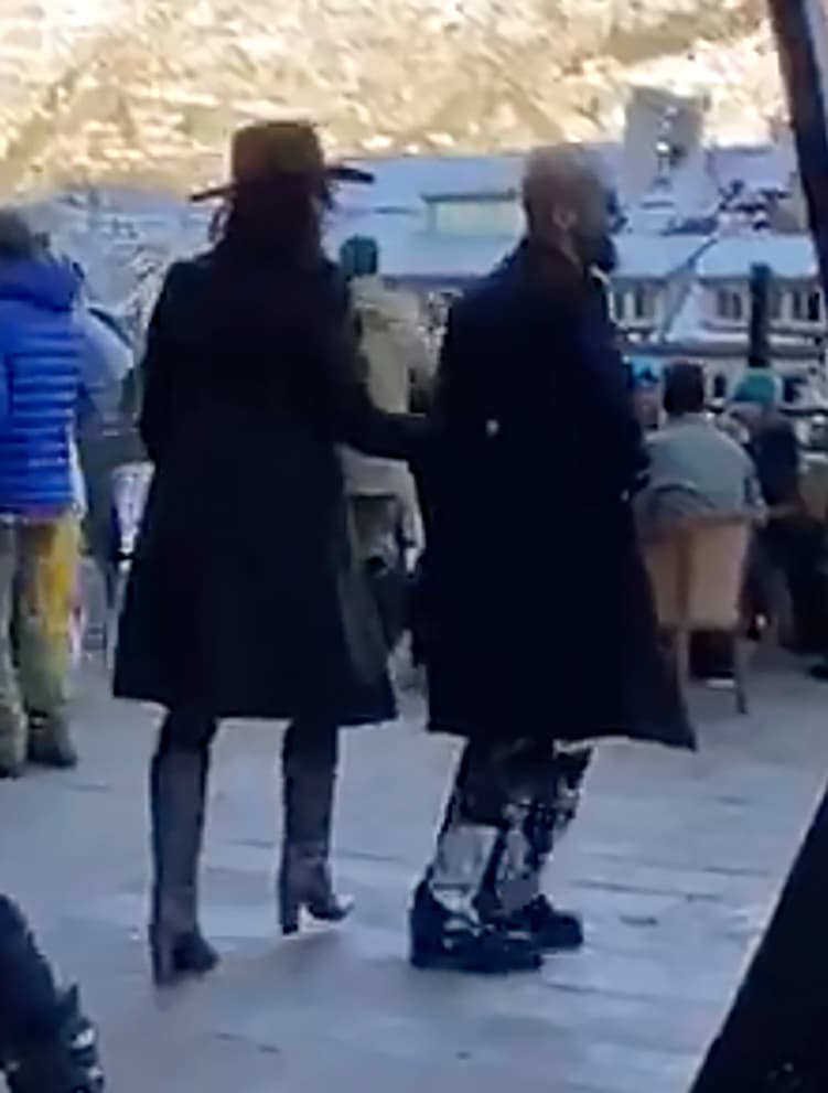 La pareja se retiró del restaurante, mientras ella lo tomaba del brazo.