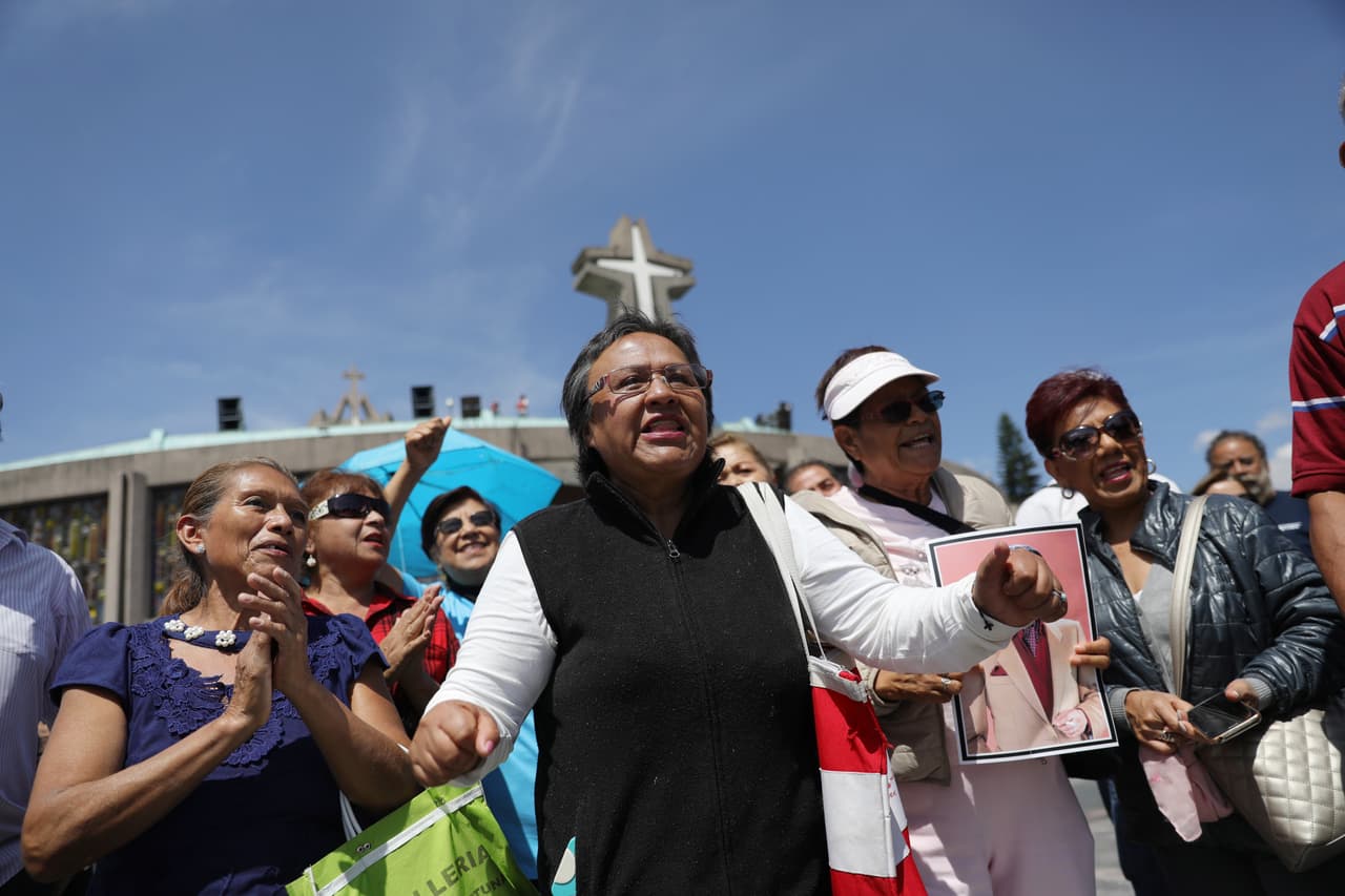 El público que no pudo llegar al Palacio de Bellas Artes, se congregó en las cercanías de la Basílica de Guadalupe para presentarle sus respetos.