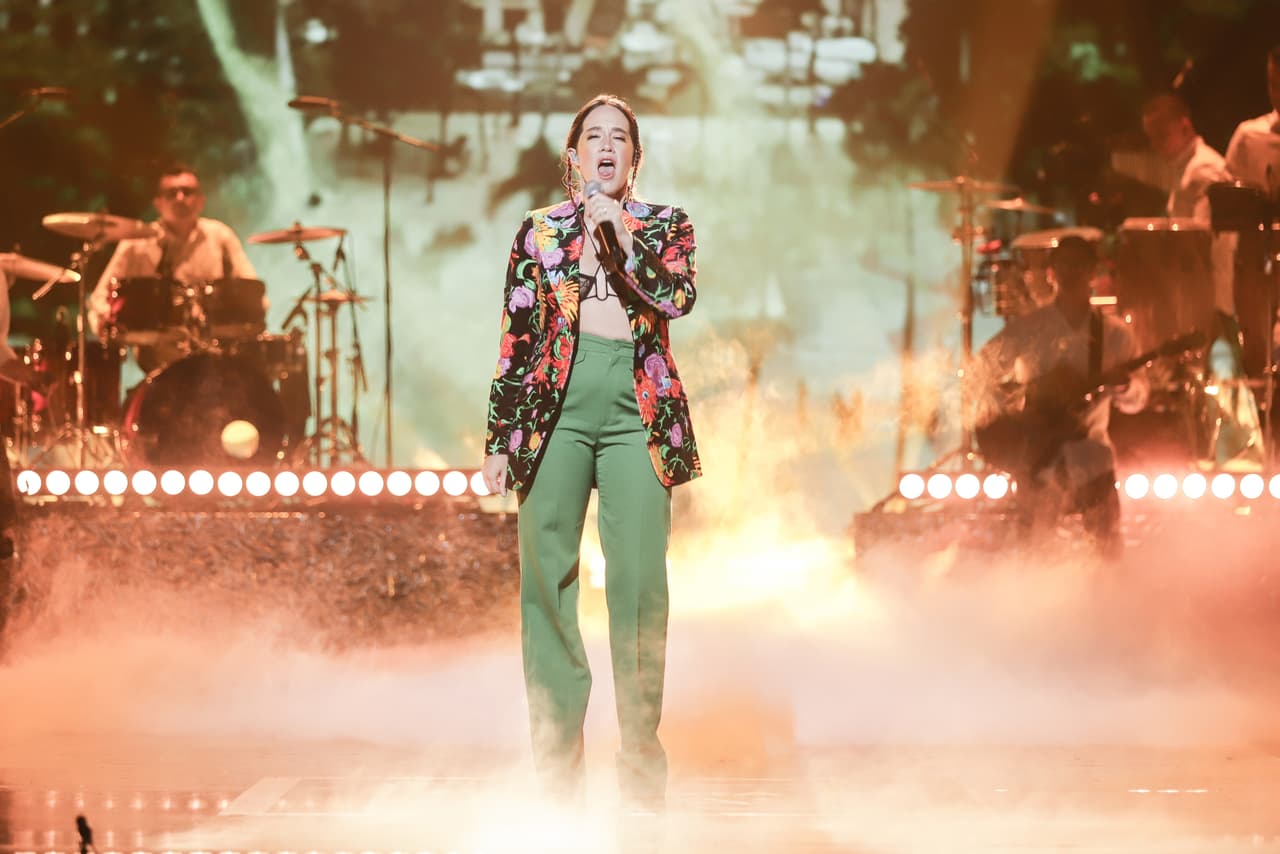 Ximena Sariñana se unió a Leslie Grace y Kany García para rendirle tributo a la música de Gloria Estefan. La mexicana de 35 años cantó 'Mi tierra' y utilizó un pantalón verde, un blazer de flores y un mini crop top negro.