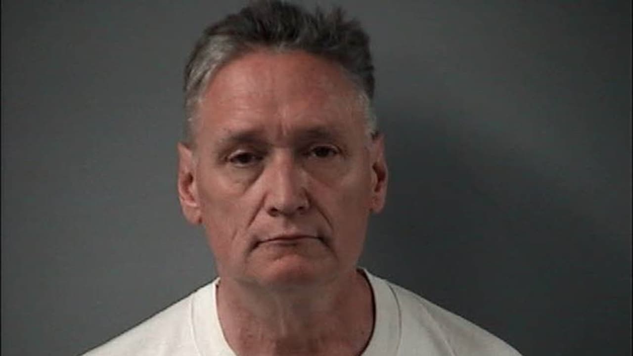 Andrew “Drew” Freund, el padre del menor enfrenta: 5 cargos de homicidio en primer grado, 2 cargos de agresión agravada, 1 cargo de agresión doméstica agravada, 2 cargos por ocultar un homicidio y 1 cargo por no reportar la muerte de un menor.