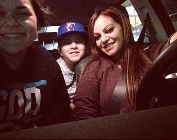 Esta fue la última foto que Johnny se tomó con su mamá: "This is the last photo I ever took with my Momma, taken 4 years ago today on December 4th, 2012. Me, her and Jen went to go see Breaking Dawn Part 2 at the Arclight in Sherman Oaks. Miss these simple moments, her making me something to eat, driving me to school, family time. What I wouldn't give... #JenniVive #MommaDukes".