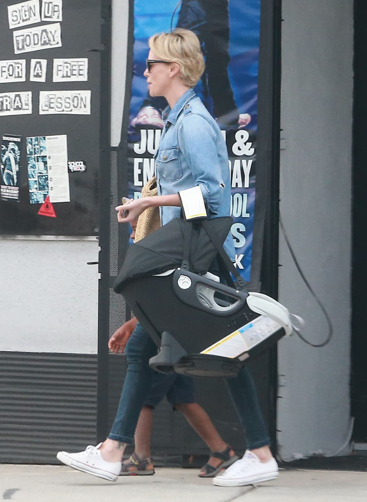 Charlize está fascinada con la maternidad.