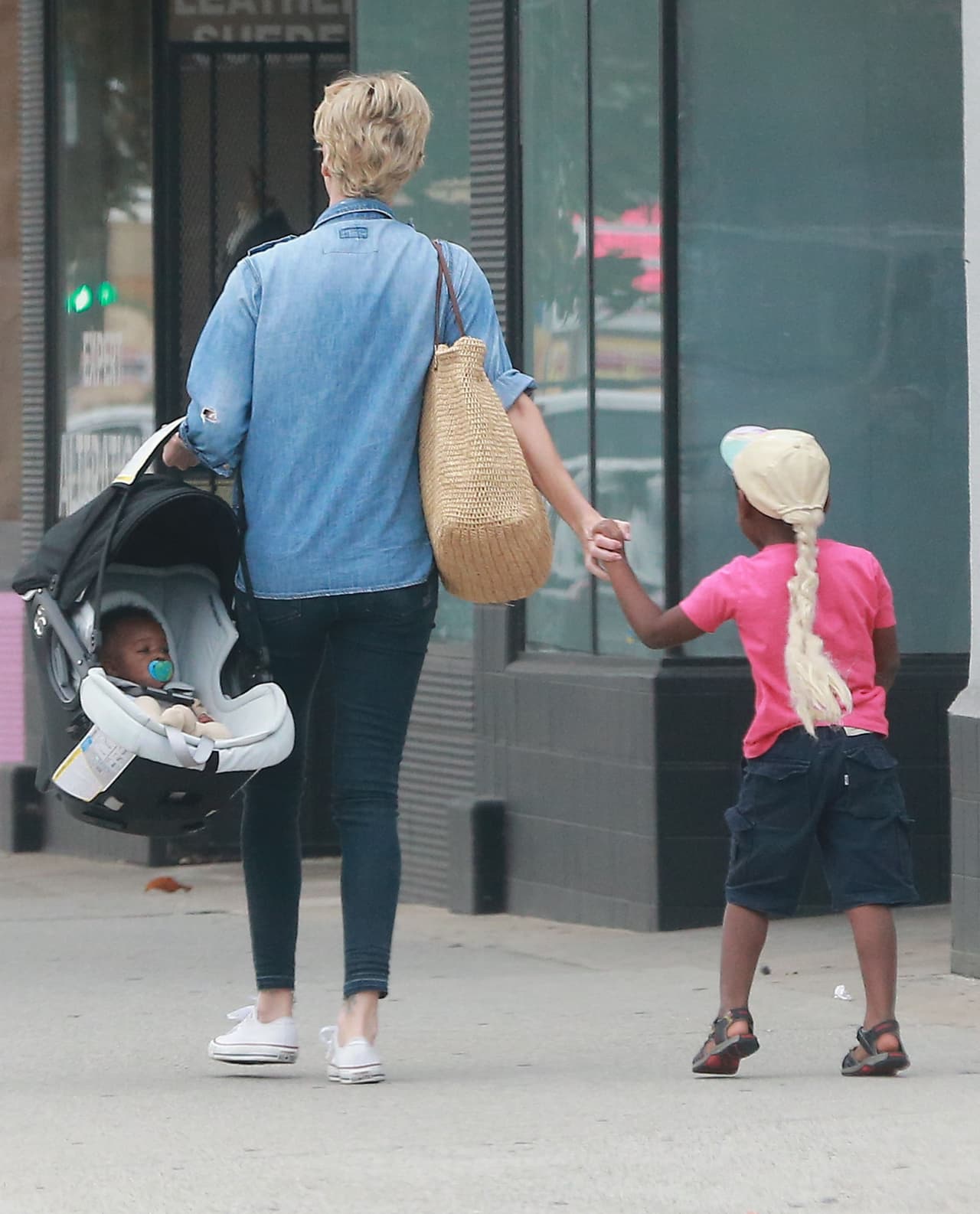 Charlize tiene una familia hermosa.