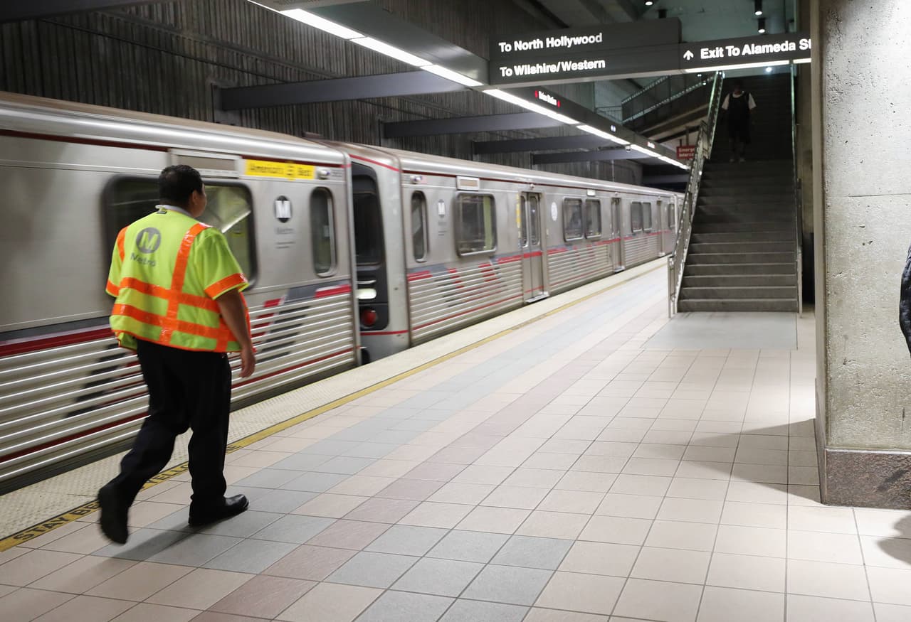 “Era un líquido rojo”: advierten sobre hombre que ofrece falsa vacuna contra el coronavirus en el tren